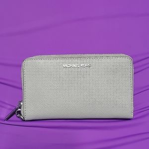 NEW Pearl Grey Michael Kors Jet Set Travel Wallet
